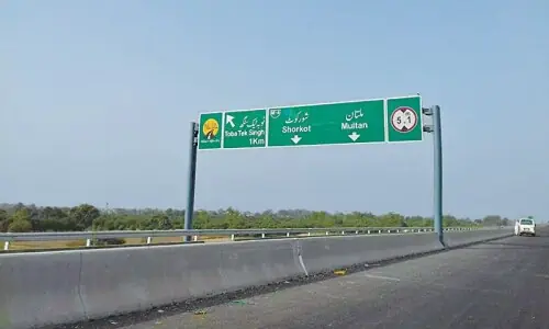 Kidnap bid foiled on M-3 Motorway in Punjab Kidnap bid foiled on M-3 Motorway in Punjab