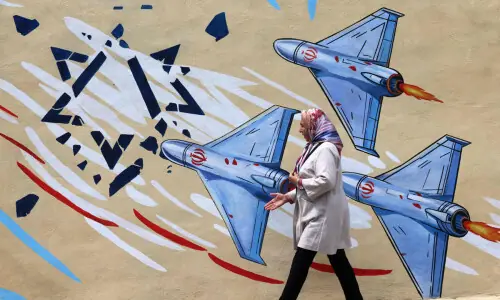 From patriotic slogans to drones &mdash; Iran murals project defiance in war with US