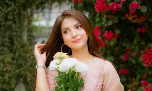 Dananeer Mobeen shares snaps of herself with acne to remind everyone there's a person behind the pictures