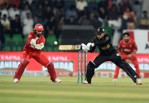 United blink in last over as Kingsmen win cliffhanger to make PSL decider