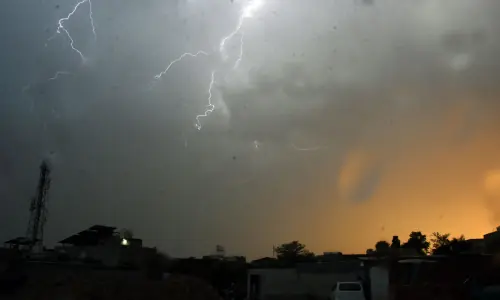 Rain with windstorm cools twin cities