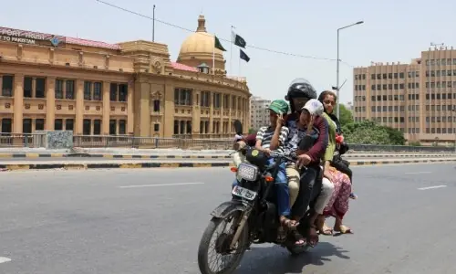Sweltering heat, loadshedding and water shortages add to people&rsquo;s woes in Karachi