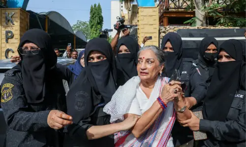 Police release Aurat March activists after brief detention in Karachi
