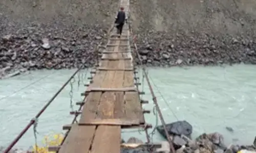 Dilapidated bridge puts Chitral villagers&rsquo; lives in danger