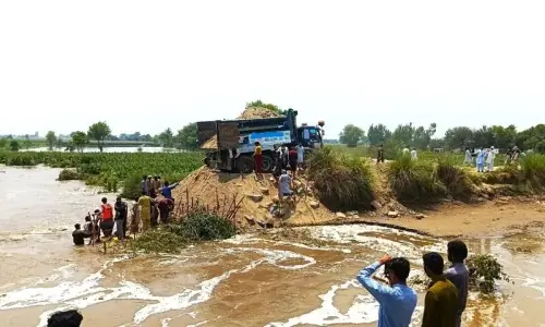 Canal breach damages two dozen villages in Pakpattan