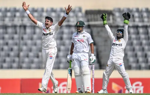 Debutant Azan leads strong Pakistan reply against BD after Abbas&rsquo; five-wicket show