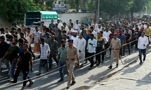 Hundreds flee India migrant crackdown towards Bangladesh Hundreds flee India migrant crackdown towards Bangladesh
