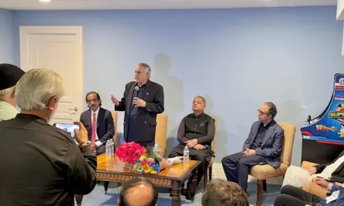 Dar invites overseas Pakistanis in US to 'honour their roots' and invest in the country