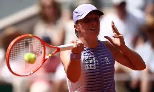 Swiatek dominates Linette to make French Open last 16