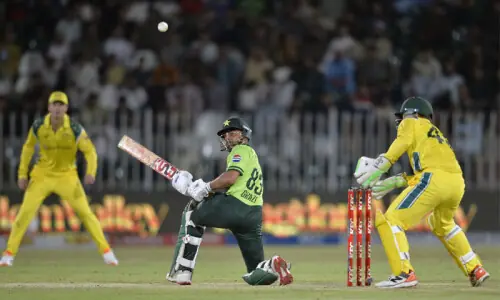 Dream debut for Arafat as Pakistan draw first blood against Australia