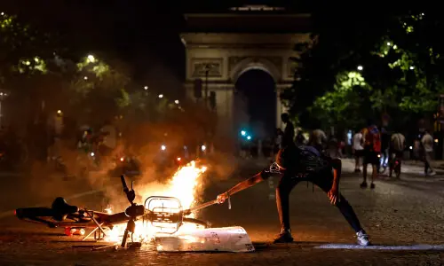 Hundreds arrested as clashes erupt in Paris on PSG victory night Hundreds arrested as clashes erupt in Paris on PSG victory night