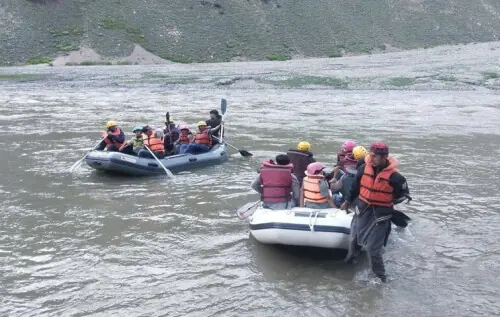 Snow-covered peaks and lakes ideal destination for nature lovers Snow-covered peaks and lakes ideal destination for nature lovers