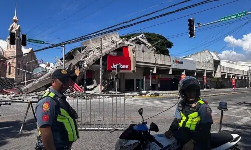 Outdoor hospitals, cut-off communities as Philippine quake toll hits 41 Outdoor hospitals, cut-off communities as Philippine quake toll hits 41