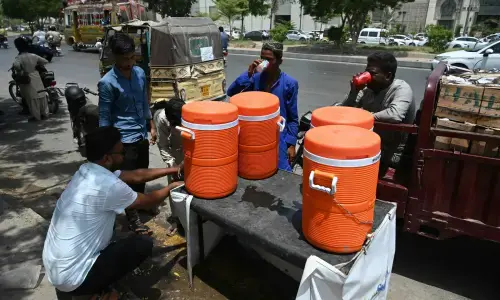 Karachi sizzles as 'feels-like' temperature reaches 49°C Karachi sizzles as 'feels-like' temperature reaches 49°C
