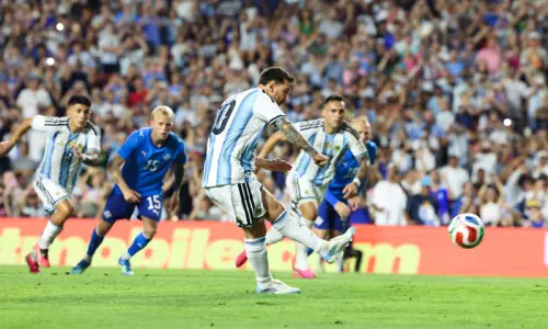 Messi sparkles on return as Somali referee says dream over