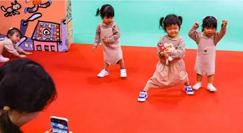 Hong Kong hands out $180m in baby bonuses to raise birthrate Hong Kong hands out $180m in baby bonuses to raise birthrate