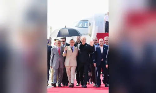 Iranian President Pezeshkian, FM Araghchi arrive in Pakistan Iranian President Pezeshkian, FM Araghchi arrive in Pakistan