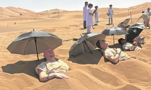 Visitors flock to Xinjiang desert to experience ancient sand therapy