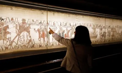 Crowds throng UK museum to view Bayeux Tapestry