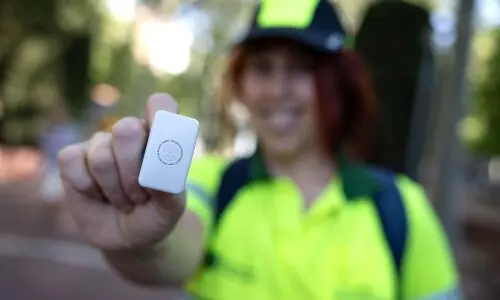 Wristbands with sensors and early starts: How Spain keeps working when the heat hits