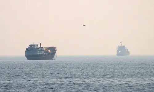 US carries out fresh strikes on Iran, prompting attacks on Kuwait and Bahrain