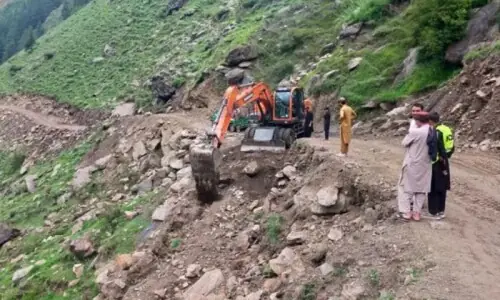 Passengers stranded as mudslides block Mansehra-Naran-Jalkhad Road Passengers stranded as mudslides block Mansehra-Naran-Jalkhad Road