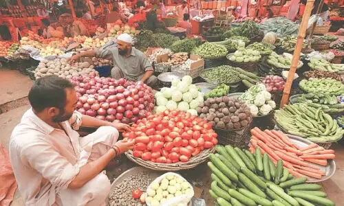 Tomato, onion prices soar in Pindi amid supply concerns Tomato, onion prices soar in Pindi amid supply concerns