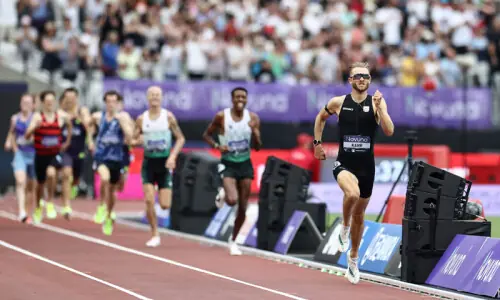Britain’s Kerr smashes long-standing world mile record Britain’s Kerr smashes long-standing world mile record