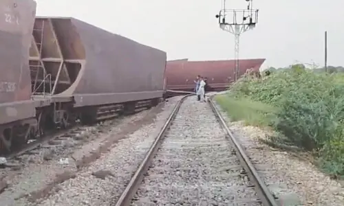 Derailment of goods train near Tando Adam disrupts rail traffic