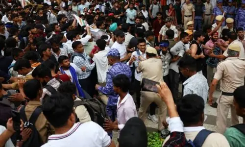 Police baton-charge supporters of India's cockroach movement as thousands gather for march on parliament Police baton-charge supporters of India's cockroach movement as thousands gather for march on parliament