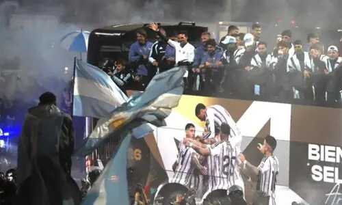 Thousands welcome home Argentina squad, without Messi, despite World Cup loss Thousands welcome home Argentina squad, without Messi, despite World Cup loss