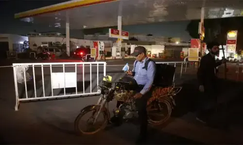 Split among fuel dealers blunts impact of pump &lsquo;shutdown&rsquo;