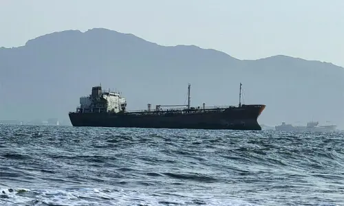 Oil price tops $100 as supply disruption worsens