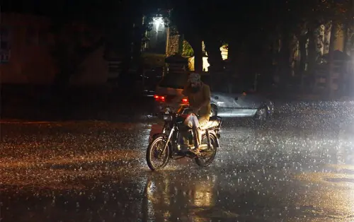 Karachi receives season&rsquo;s first monsoon showers