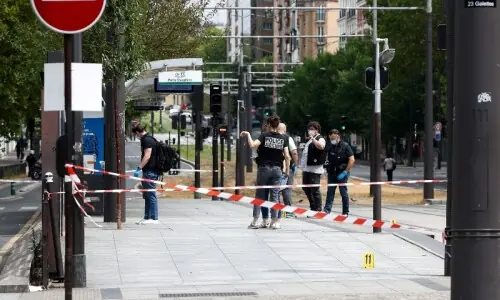 Knife-wielding man wounds 3 women in Paris