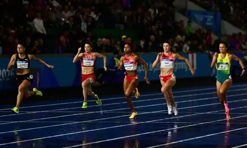 Emmanuel Eseme, Zoe Hobbs shine in Glasgow rain to win Commonwealth Games gold Emmanuel Eseme, Zoe Hobbs shine in Glasgow rain to win Commonwealth Games gold