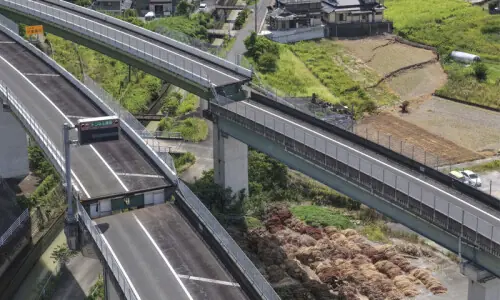 Japanese rescuers race against time in search of survivors after quake Japanese rescuers race against time in search of survivors after quake