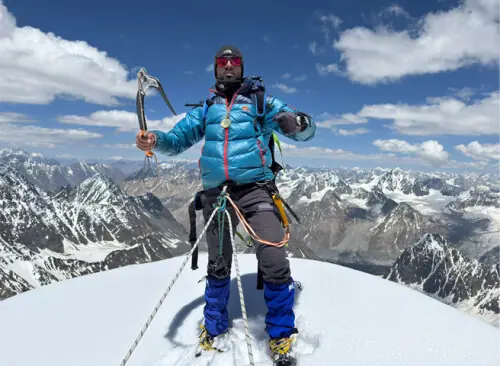 KP mountaineers scale 6,050m Thalo Zom peak KP mountaineers scale 6,050m Thalo Zom peak