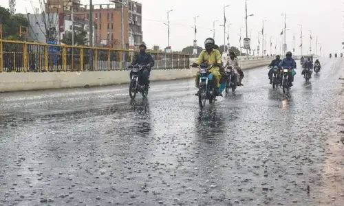 Parts of Karachi receive light showers; more rain expected