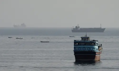 Iran says it discussed with Oman new Hormuz route involving one path with entry and exit lanes