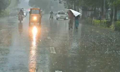 Heavy rain warning raises flood risk in low-lying areas