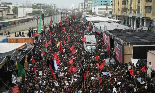 Main Chehlum procession underway in Karachi amid heavy security Main Chehlum procession underway in Karachi amid heavy security