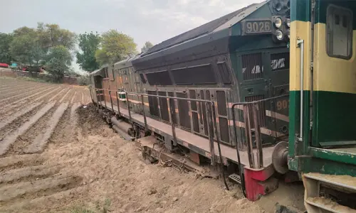 Hazara Express overshoots at Gailiwal station Hazara Express overshoots at Gailiwal station