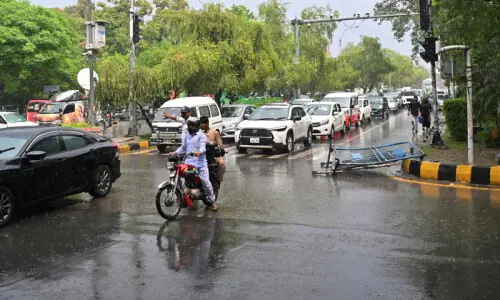 Rain disrupts traffic flow in several city areas Rain disrupts traffic flow in several city areas