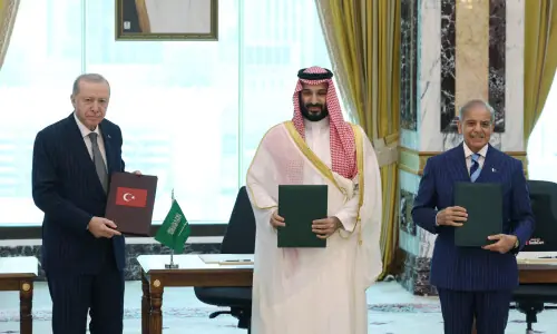 Pakistan, Saudi Arabia, Turkiye sign tripartite defence agreement in Makkah
