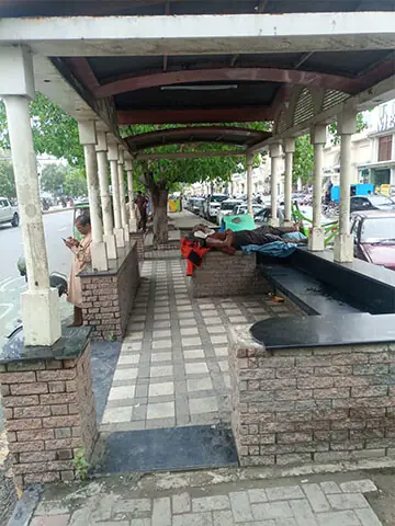 Abusing bus shelters in Lahore Abusing bus shelters in Lahore