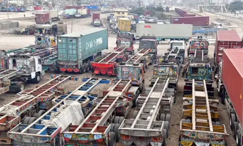 Transporters’ strike threatens industry, exports as movement of over 400,000 goods-carrying vehicles suspended Transporters’ strike threatens industry, exports as movement of over 400,000 goods-carrying vehicles suspended