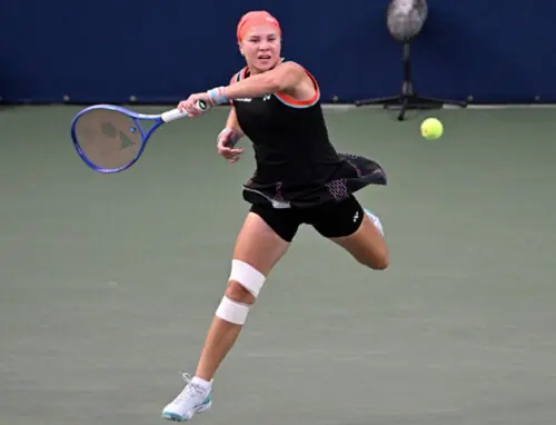 Swiatek dominates Shnaider to set up Toronto semi with Svitolina Swiatek dominates Shnaider to set up Toronto semi with Svitolina