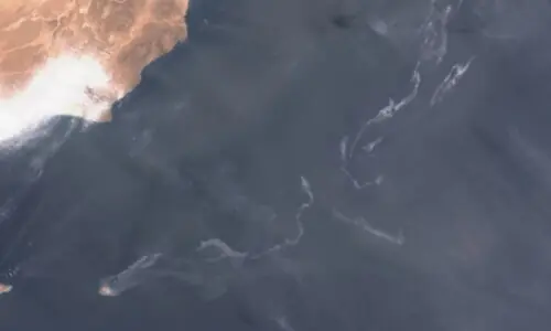 Oil spill off Oman reaches mainland