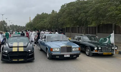 Classic cars bearing national flags drive through Karachi's streets Classic cars bearing national flags drive through Karachi's streets